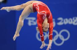 开云体育下载-胜负之上，那个夜晚，哨声与球鞋摩擦声交织，石宇奇的一记重扣成为引线