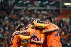 开云体育app-汉堡球迷狂欢庆祝胜利，球队满意表现