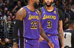 开云体育-湖人队击败马刺队，詹姆斯与戴维斯稳定发挥