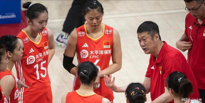 格隆达中锋阵地前抢，实现逆转胜利