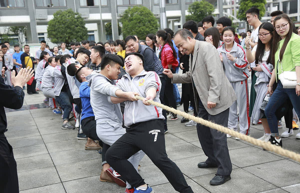 体育赛场竞争激烈，各支队伍奋力拼搏