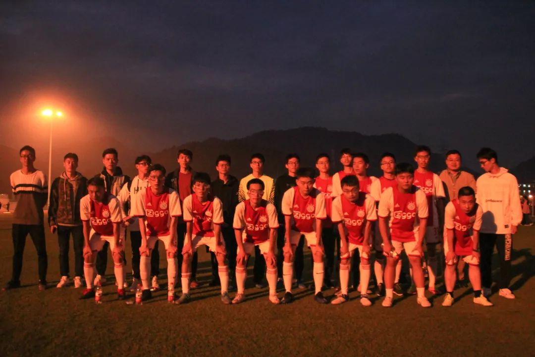 队员默契配合传递长传互相支持 队员默契配合传递长传互相支持