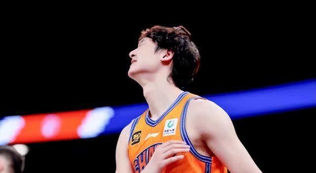 上海男篮大胜江苏队,展现出色实力 上海男篮大胜江苏队,展现出色实力