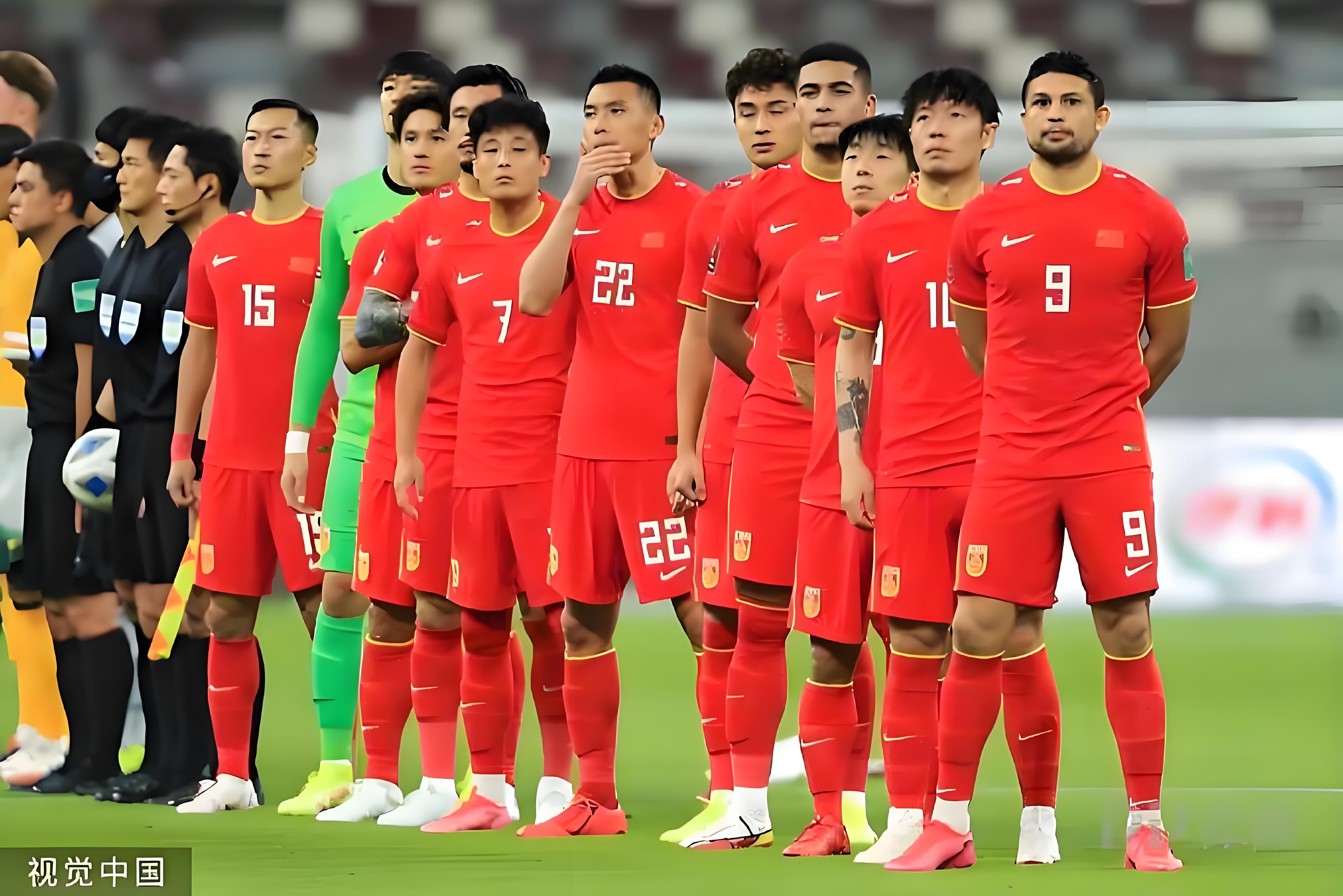 国内足球比赛呈现激烈对抗,球队实力较量激烈 国内足球比赛呈现激烈对抗,球队实力较量激烈