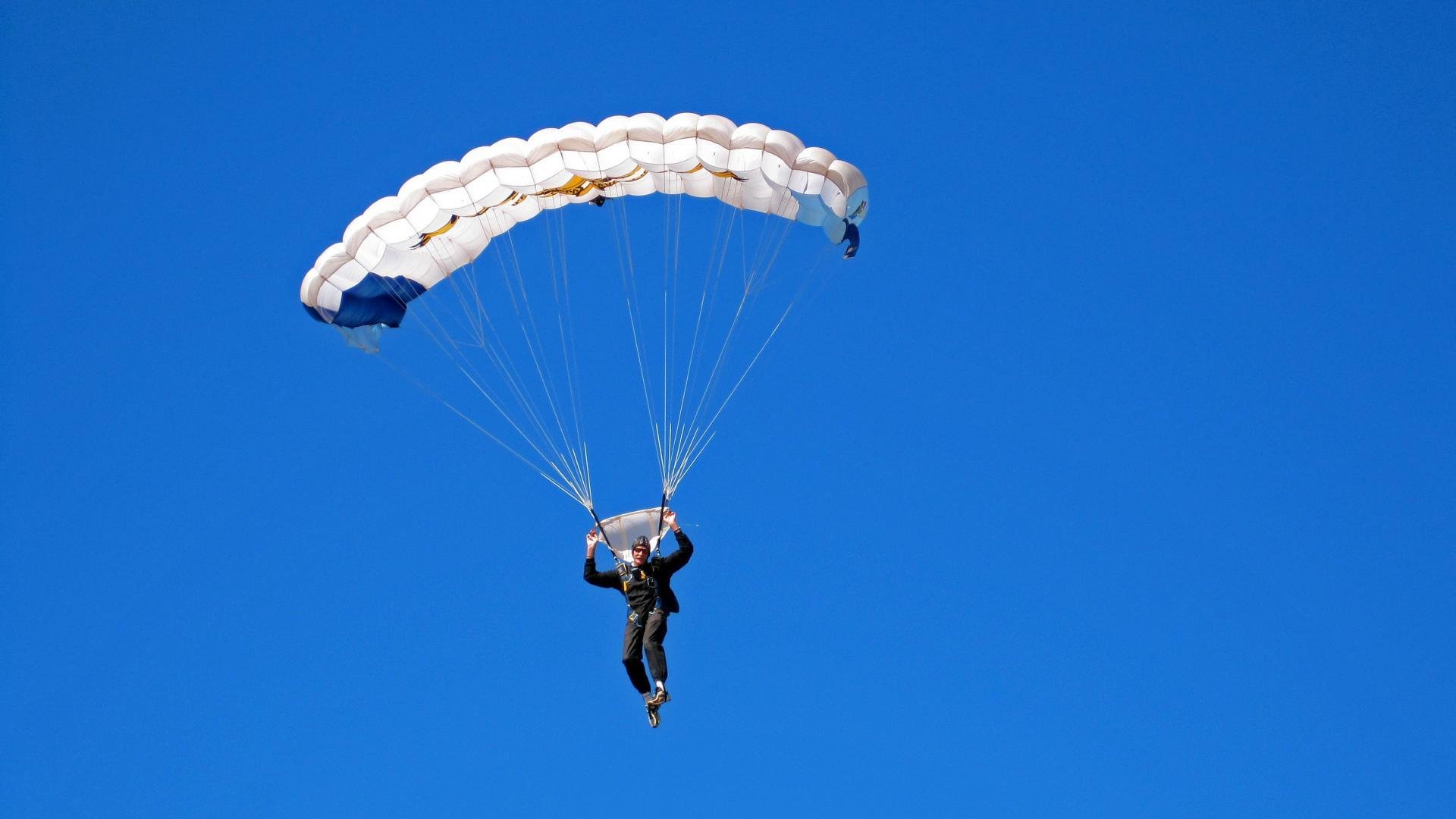得分不够，舞蹈来凑！武切维奇末节摇摆点燃全场，篮网众将鏖战险胜掘金